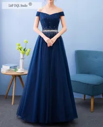 Vestidos de baile azul marinho 2018 fora do ombro Vestidos de noite verde escuro Laceup com preços de zíper para o chão do piso Tulle com lantejoulas7620157