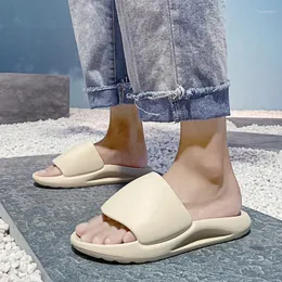 Slippers yiger tamanho grande de baixo para baixo para fora da rede vermelha uma palavra personalidade de personalidade tênis de praia tendência coreana masculina