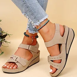 Letnia platforma Wedge Sandals Kobiety lekkie buty bez poślizgu na plaży otwarte palce płaskie miękkie pojedyncze komfort swobodny sandalias Mujer 240412