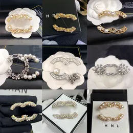 Luksusowa marka projektant broszka 18k złota szpilka Pearl marka litera brocze kryształowy biżuteria akcesoria elegancki prezent na przyjęcie weselne