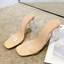 Sapatos de vestido lindos saltos altos transparentes mulheres chinelas sandálias de casamento bombas claras.