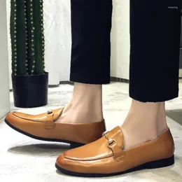 Sapatos casuais 2024 Alta qualidade para homens escorregando em couro Autumn apontado no dedo metal sólido decoração de saltos grossos trabalham