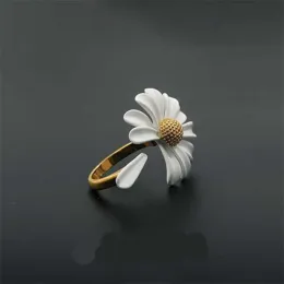 Bands fuyo Korean Daisy Flower Elegant Opening Rings Women Adjustable Wedding Party Engagement Finger Rings Statement Jewelry Gift