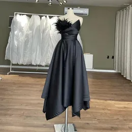 Partykleider schwarz Abschlussball 2024 Frauen Feather V-Ausschnitt Reißverschluss Satin Abendkleider ärmellose A-Line-Länge sexy formale Kleid