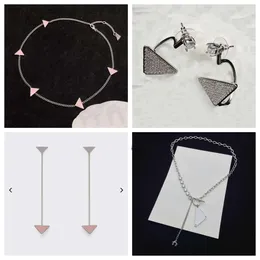 Söt nyår kläder kvinnor choker designer halsband s pendellörhängen mode för män kvinnor triangel halsband smycken