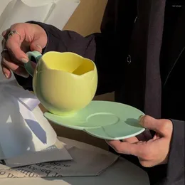 カップソーサー2pcs/セットカップソーサーセット花型セラミックコーヒーチューリップティーカップを飲むオートミール朝食ティープラティ