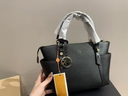 Designerbeutel Hamlock Voyager mittelgroße Leder -Tasche Handtasche Geometrische Buchstaben Charlotte Einkaufstasche Umhängetasche Geometrische Festtasche Anagramm