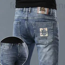 Designer de jeans masculino Spring Spring Novas roupas masculinas estilo europeias calças pequenas de pernas pequenas jeans elásticos lwq7