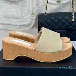 2024 Summer Women Platform tofflor Runway Open Peep Toe TROUT SOLE UTANDE Höjd Höjd Ökande Dress Slippers Designer Slippare