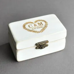 Visa anpassad vigselring Box Double Slot Ring Bearer Box Vintage White Trägraverade personliga ringar Holderförslag Present Rustik