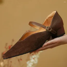 أحذية غير رسمية من الجلد الأصلي للنساء المرقصات الموجهة إلى إصبع القدم ماري جين المضخات الأنيقة السيدات هريرة كعب يوميا ثياب رفيعة