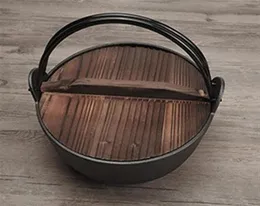 panela de ferro fundido com tampa de madeira e maça