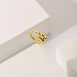 Rings de cluster titânio aço simples e simples de luxo de luxo de luxo feminino ornamentos para mão de dedo de dedão presentes do dia dos namorados