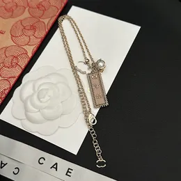 Lyxig guldpläterad halsband Romantisk kärleksbutik Gift Halsband Designer Ny högkvalitativ fashionabla smycken Hang Tag Halsband med låda för födelsedagsfest