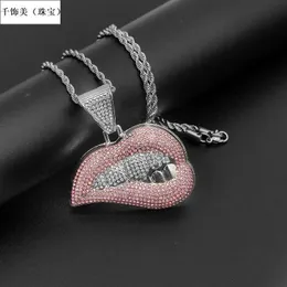 Pris nya rosa krokiga läppar exponerade tänder läppstift full diamant mini set hip hop hänge halsband