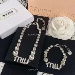 Kolyeler Yeni Mui Mui Kolye Üst düzey Moda Köşeli Kemik Zinciri Ins Mektup L Lüks Mizaç Işık Mui Lüks Bilezik Rhinestone Socialite Kolye