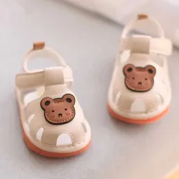 İlk yürüyüşçüler yenidoğan yaz baotou ayakkabıları çocuk yumuşak taban yürüme ayakkabı kız sandaletler anti -slip bebek ayakkabı küçük ayı bebek çağrı ayakkabıları zapatos nia y240423