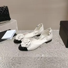 Ballet Flats Sandálias para mulheres sapatos de grife genuínos sandálias de couro genuíno escorregar na bailarina luxo de luxo redondo damas brancas sandálias de luxo popular sh046