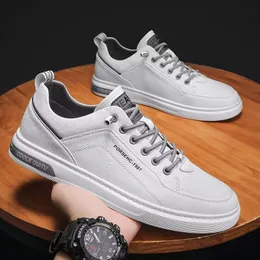 Primavera Novo Sapatos de couro casuais da primavera Men Sapatos coreanos da moderna moda versátil Sapatos de moda masculino