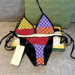 Kolorowa litera Kobiety w modnym bikini Dwuczęściowy strój kąpielowy Seksowny kostium kąpielowy Seksowny garnitur kąpiel