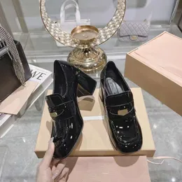 GUANGZHOU Długość nogi MM Złota Moneta okrągła Patent Wysokość Patent Zwiększenie Obcina Grube Brytyjskie Lefu Małe skórzane buty dla kobiet