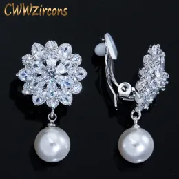 귀걸이 CWWZIRCONS 없음 피어싱 흰색 CZ Crystal Drop Drop Pearl Flower Clip Earrings Non Hole Pierced Ear Jewelry 여성 CZ410