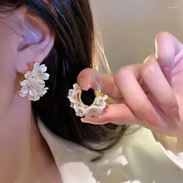 Hoopörhängen Korea Light Luxury Flower Splicing Pearl For Women Temperamen Exquisite Earring Tendy Female Jewelry Party Gift