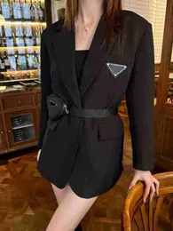 여자 양복 블레이저스 디자이너 브랜드 디자이너 브랜드는 벨트 가방 삼각형 로고 슈트 재킷 여성 몸집이있는 그림 2024 새로운 인터넷 유명한 기질 허리와 함께 제공됩니다.