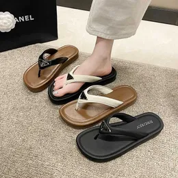 2024 Novo flip-flops feminino de verão Solas grossas não deslizam sandálias de praia de pés não fedorentos