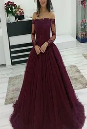 安いボールガウンQuinceanera Dresses Burgundy Off Shoulder Lace Applique長袖チュールPuffy Party Dress PlusサイズPROM9772505