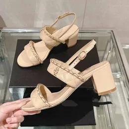 Kadınlar tıknaz topuklu sandallar tasarımcı slingbacks elbise ayakkabıları zincir mektup slaytları ile kuzu derisi donanım matelasse eğlence ayakkabı yazlık zirve tokası gündelik ayakkabı