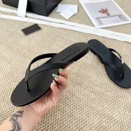 Tasarımcı Kadın Terlik Yaz Deri Moda Deri Düz Flip-Flops Otel Flip-Tw-Floplar Yüksek Kaliteli Slayt Gösterisi Tasarımcı Kadın Ayakkabı Kayışı Kutusu