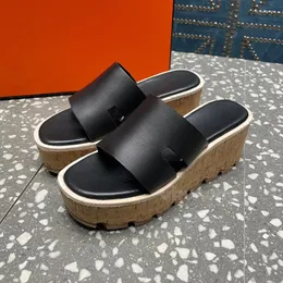 Terlik Kadın Yaz 2024 Yürüyüş Show Style Anti Slip Sole Peep Toe Bayanlar Ayakkabı Sadelik atmosfer