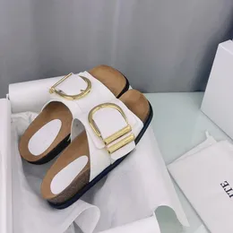 Khaite Thompson Fashion Luxury Classic Leather Beach Slippers Casual Flats Branco Buckle Buckle Gold Goldle Factory Sapatos de fábrica Tamanho 35-40