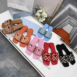 فاخرة P Sandals مصممة Slippers Women Parda حذاء تحقق من صندال المثلث العالي الكعب براءات الاختراع رسالة صندل جلدية مسطحة شريحة كعب سميك شرائح رأس مربع 817