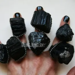 Band 10st Black Tourmaline Crystal Stone Big Rough Schorl Justerbar ring Goth Witch Wicca Boho smycken