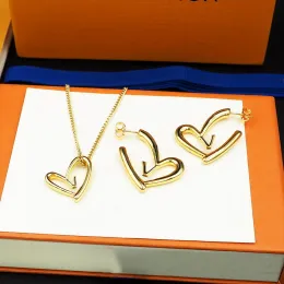 Fashion Lady Frauen Anhänger Halskette Goldfarbene Metallgravierte V-Buchstaben Herz Armband Ohrringe Schmucksets