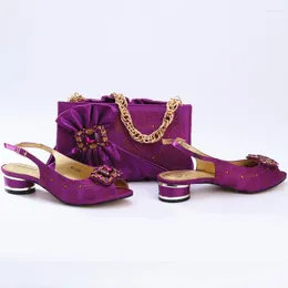 Отсуть обувь мода Magenta Women 4cm Med Heel Match Match Swork с вареньями для вагонов африканские туалетные насосы и сумочка набор MM1130