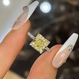 Anéis de casamento Huitan Dainty Square Amarelo CZ Mulheres Temperamento Anel de Finions para Partido de Aniversário Fancy Gift Jewelry Trendy