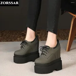 Sapatos casuais mulheres cunhas escondidas esportes altura da mulher, aumentando 16 cm de pai robusto tênis de tênis de plataforma respirável couro de plataforma