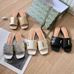 Frauen Designer Pantoffeln Patentleder Muster Klassische Sommer Beachschuhe Asymmetrische Buchstaben Metall Freizeits Sandalen Damen Paare Charme Geschenke Pantoffeln