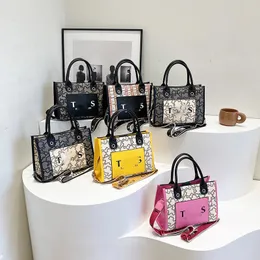 Bolsa de ombro de bolsa de moda de designer bolsa de ombro de letra de letra de letra Bolsa de corpo transversal Bolsa feminina bolsa famosa bolsas femininas bolsas de couro Four Seasons