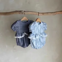 ROMPERS 2024 Sommer Neues Baby Langarm Langarm Plaid BodySuit Neugeborene Kleinkind Baumwolle Kleidung Kinder süßer Blumenspitzen-Overall 0-24m H240423