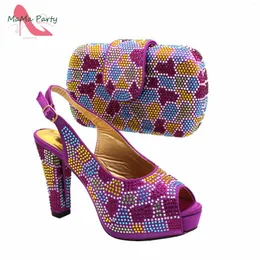 Scarpe vestite 2024 Trapano geometrico nigeriano e borsa set con tacchi super alti di colore viola per donne sexy con serata