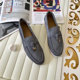 Loro Piano LP Suede Flat Shoes Woman على النساء المتسكعون القفل المعدني تزيين جولة إصبع القدم البغال المسطح