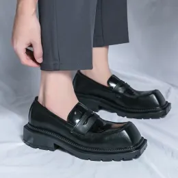 British Style 2024 Männer Klassische Patentlederschuhe Mode Kuh Leder Casual Slaser neuer männlicher dicker Bottom Office Derby Schuhe