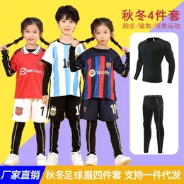 Maglie di calcio Set di maglia da calcio per bambini, set a quattro pezzi autunno e inverno, uniforme da allenamento per la competizione sportiva della scuola elementare