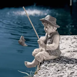 Tillbehör Trädgårdsstaty Gone Fishing Boy Yard Ornament Harts Fisherman Funny Lawn Sculpture Home Decoration Support Dropshipping