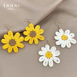 Bolzenohrringe Dodohao handgefertigtes Raffia Rattan Braid White Yellow Daisy Flower Tropfen für Frauen gewebt Strickblumen -Böhmen