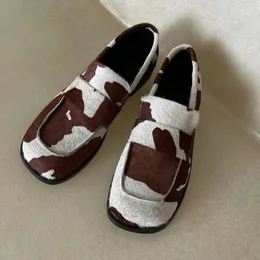 Casual skor brittisk stil brun mjölk hästhår enkel läder fyrkantiga tå låga klackar fritid loafers feminina outfit kausal